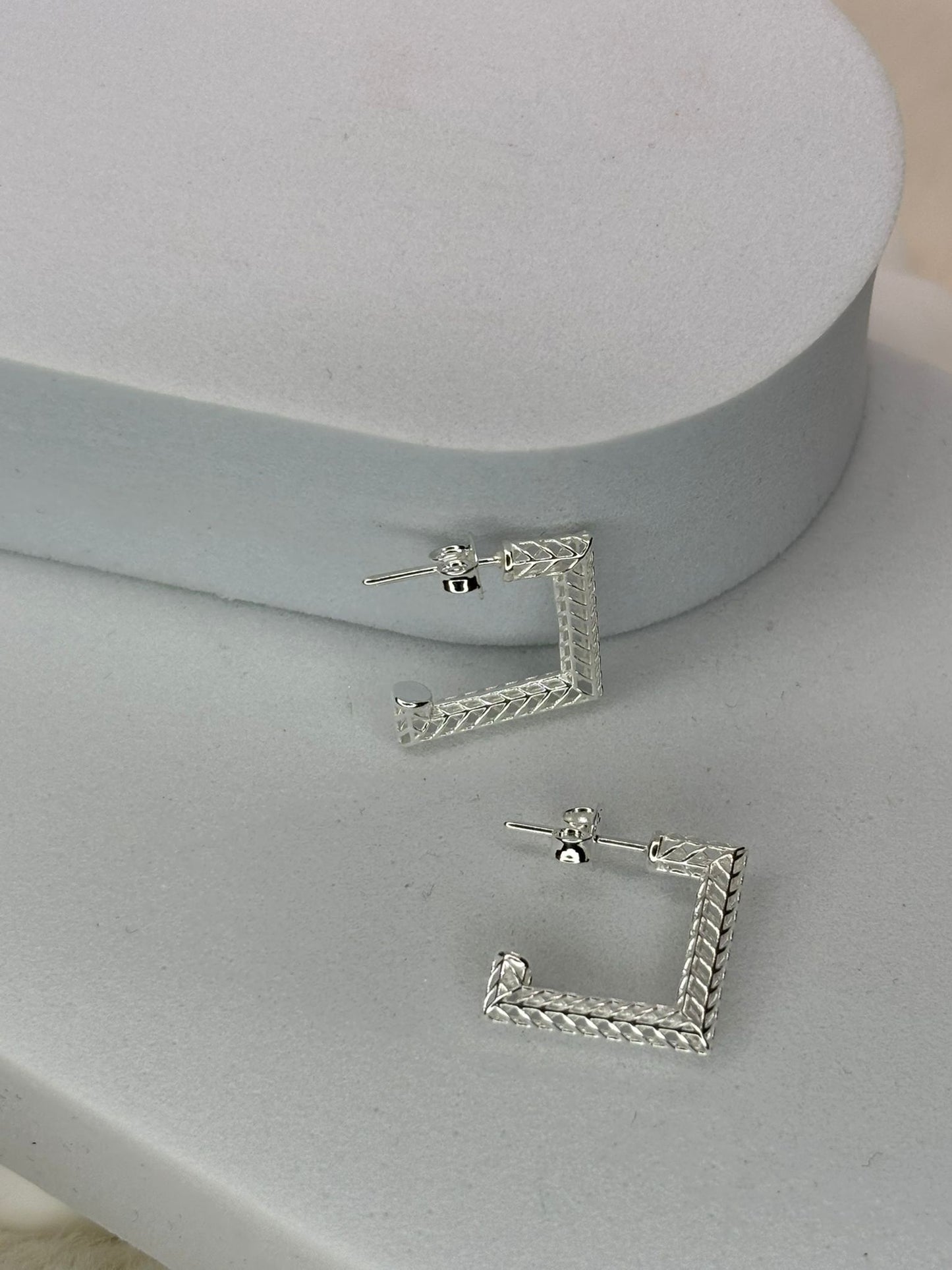 Meia Argola Quadrada Rendada